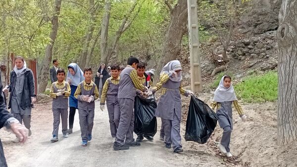 پاکسازی خیابان و کوچه‌های روستای یاسه چای توسط دانش‌آموزان مدرسه ۲۲ بهمن