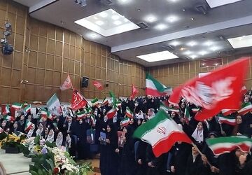 اجرای سرود همگانی دانش‌آموزان مدارس شاهد با رهبر انقلاب 