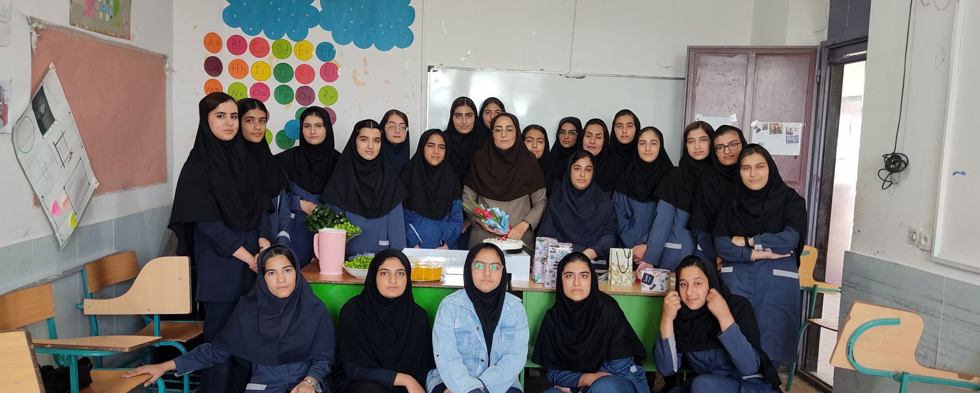 عکس  یادگاری کلاس دهم پروین اعتصامی