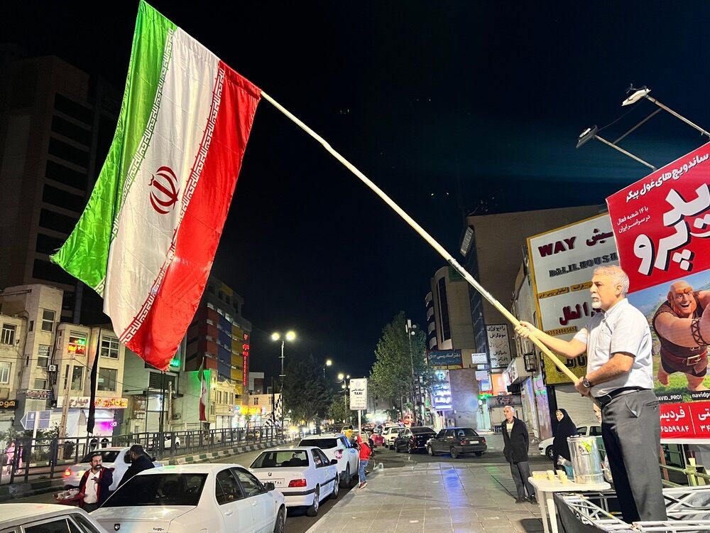 پرچمی که ۳۶۶ ساعت بر زمین ننشست