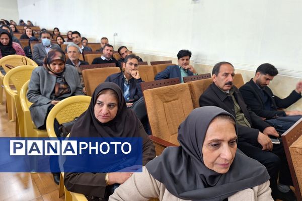 صعود به قله‌های تکنولوژی و فناوری با ارتقا سواد دیجیتال معلمان 