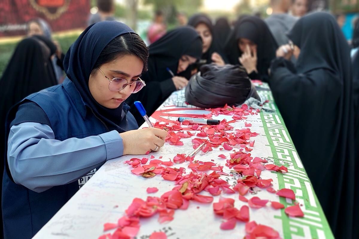 قاب های دانش آموزی ماندگار از فراق رهبر شهید