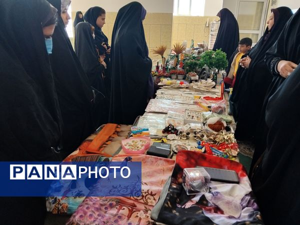 بازارچه‌ هنرهای‌ دستی‌ با رنگ و بوی عید