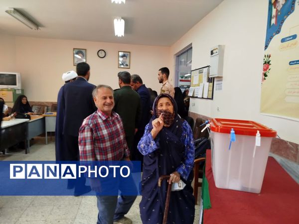 مردم شهرستان فاروج همدل و یکصدا پای صندوق‌های رأی 