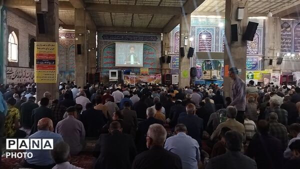 از پیر تا دانش آموز در نماز جمعه نیشابور حضور دارند-۱