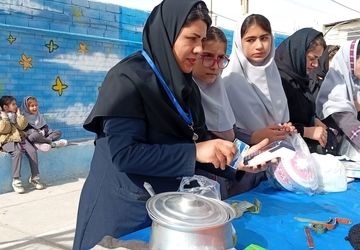 بازارچه درون مدرسه‌ای در فیروزآباد