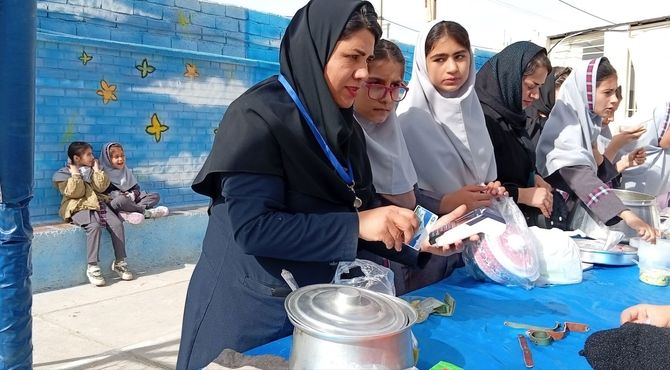 بازارچه درون مدرسه‌ای در فیروزآباد