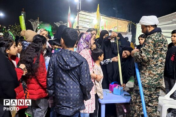ادامه خدمت‌رسانی مواکب شهرری به تجمعات شبانه ضد صهیونیستی در میدان نماز 
