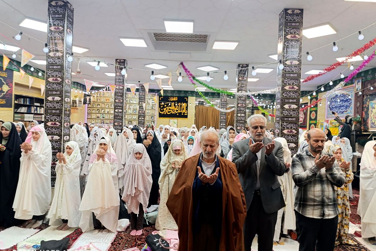 حضور دانش‌آموزان دبستان حاتم ناحیه دو شهرری در مراسم ضیافت افطاری 