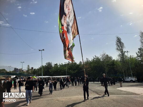 اولین روز وداع با شکوه با رهبر شهید و خانواده بزرگوارشان 