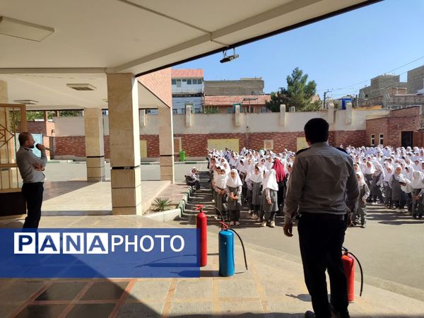 آموزش اطفای حریق به دانش‌آموزان مدرسه دخترانه شهید زین الدین