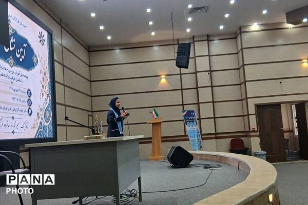 آیین «نشان سمپاد» ویژه دانش‌آموزان ورودی جدید پایه هفتم و دهم دانش‌آموزان فرزانگان شهرستان قدس در سالن گل نراقی