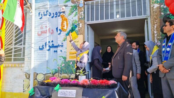 نواختن زنگ استکبار ستیزی و روز دانش آموز در دبیرستان نمونه دولتی مهرورزان خواف