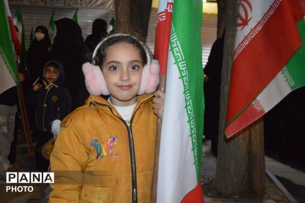 حضور حماسی فرزندان حاج قاسم در زیر باران؛ تجدید میثاق با آرمان‌ها