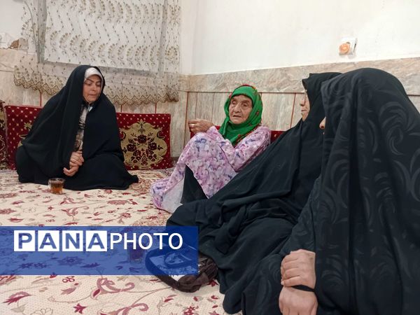 دیدار مسئولین پایگاه کوثر روستای نقاب با مادر شهید غلام زاده