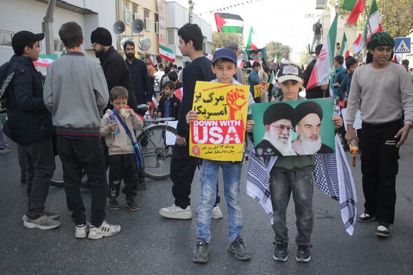 جلوه‌هایی از حضور حماسی دانش‌آموزان قم در راهپیمایی یوم الله ۱۳ آبان
