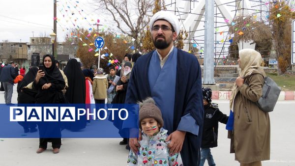 از نوجوان تا کهنسال؛ همه اقشار نورآباد در صف‌های متحد راهپیمایی ۲۲ بهمن