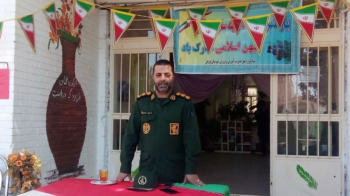 مدارس جبهه‌های فرهنگی در جامعه هستند