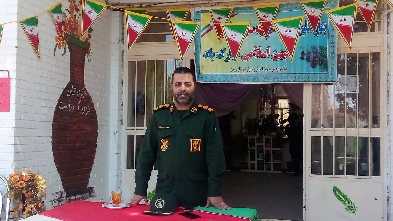 مدارس جبهه‌های فرهنگی در جامعه هستند
