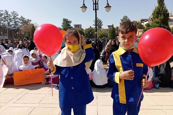 پیش دبستانی‌ها در زرقان تمرین استکبار ستیزی کردند 