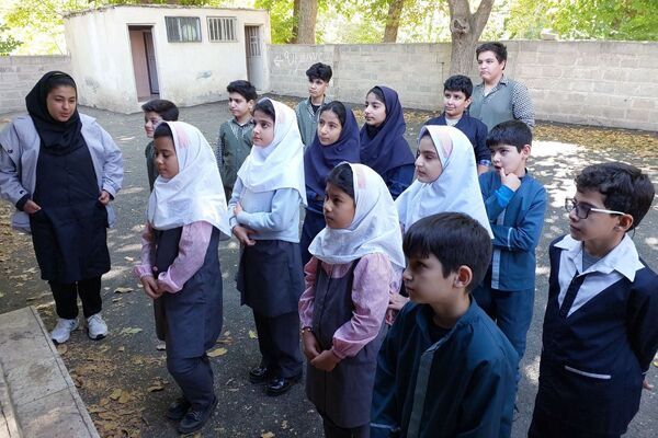 هدایای فرهنگی هفته پدافند غیرعامل به مدارس روستایی فیروزکوه رسید