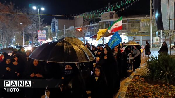 دهه نودی‌ها در زیر چتر انقلاب 