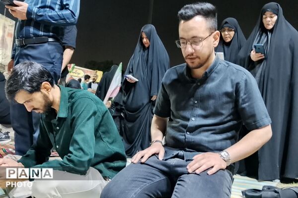 برپایی نماز استغاثه به امام زمان (عج) در میدان نماز شهرری 