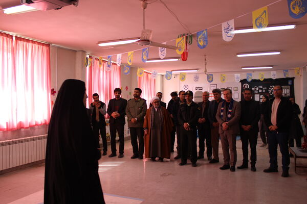 بازدید مسئولان از مدرسه انقلاب دبیرستان فاطمه الزهرا(س)