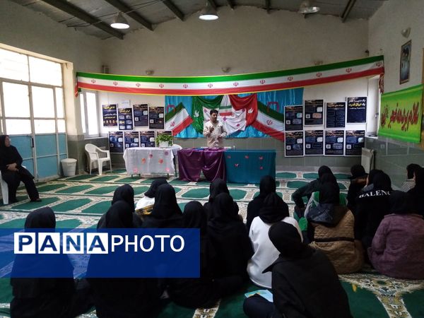 نمایشگاه آمادگی دفاعی و یادآوره ی دستاوردهای انقلاب سلامی در مدرسه حضرت زینب  شهر کندر 