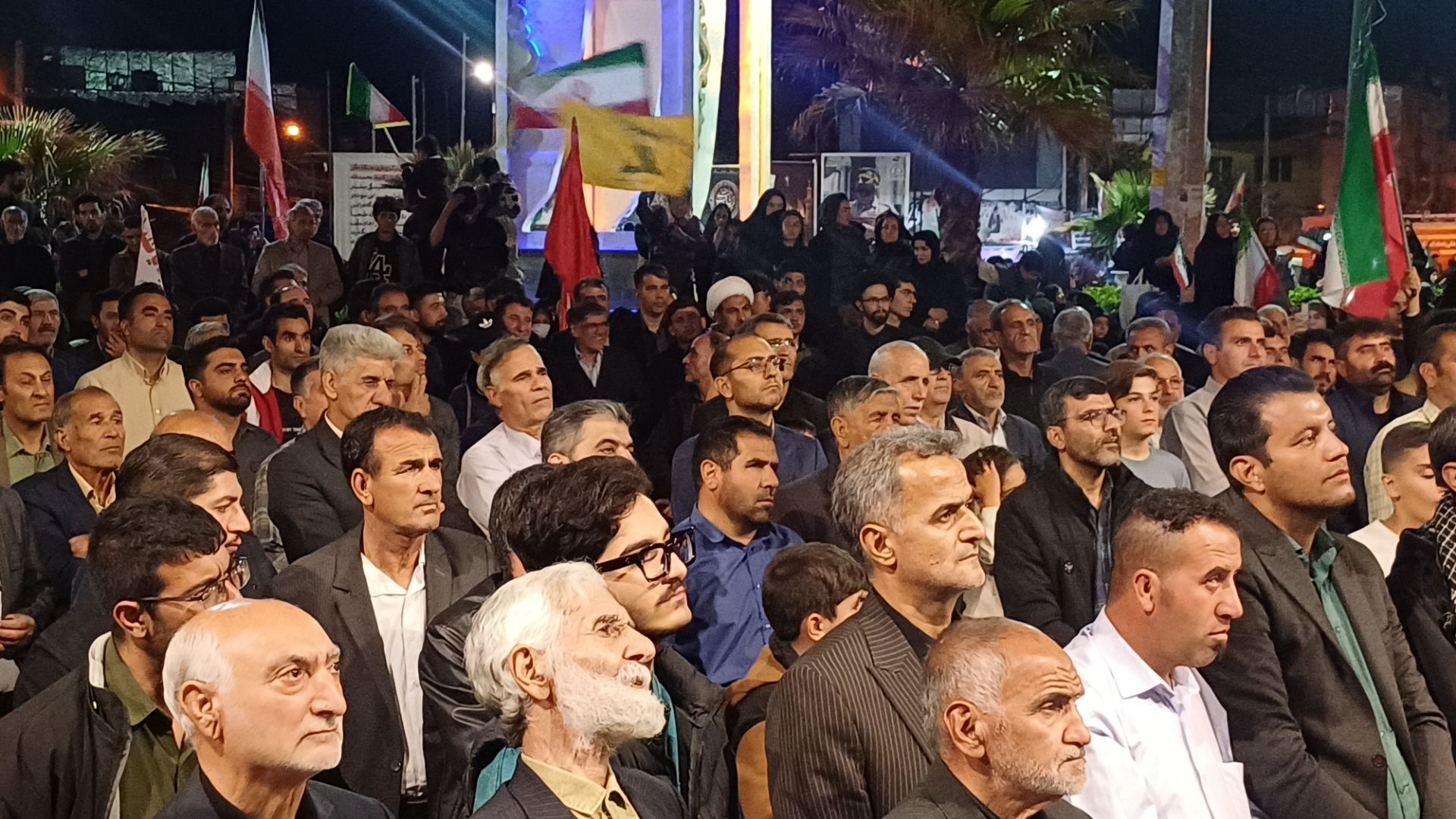 استقامت مردم کوهدشت در شب شصت‌وسوم تجمعات شبانه در میدان امام خمینی(ره)