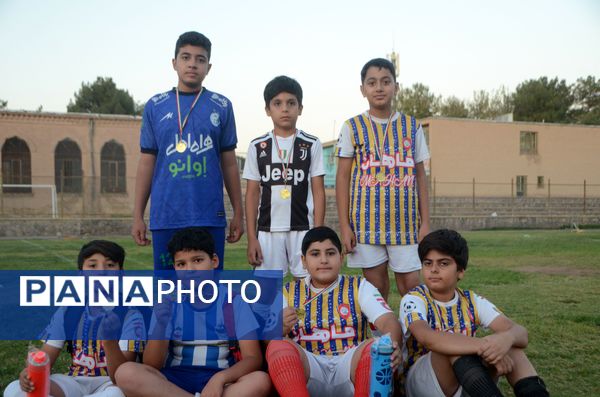 اختتامیه کلاس‌های اوقات فراغت فوتبال در سالن تربیت‌بدنی شهید عابدی