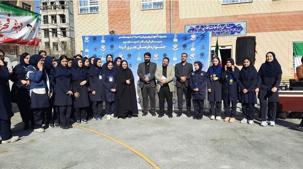 اولین نمایشگاه ماها در دبیرستان فرزانگان ۲ دوره دوم ناحیه ۷ مشهد