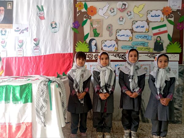 گرامیداشت حماسه ۹ دی ماه در دبستان دخترانه نرجس یک 