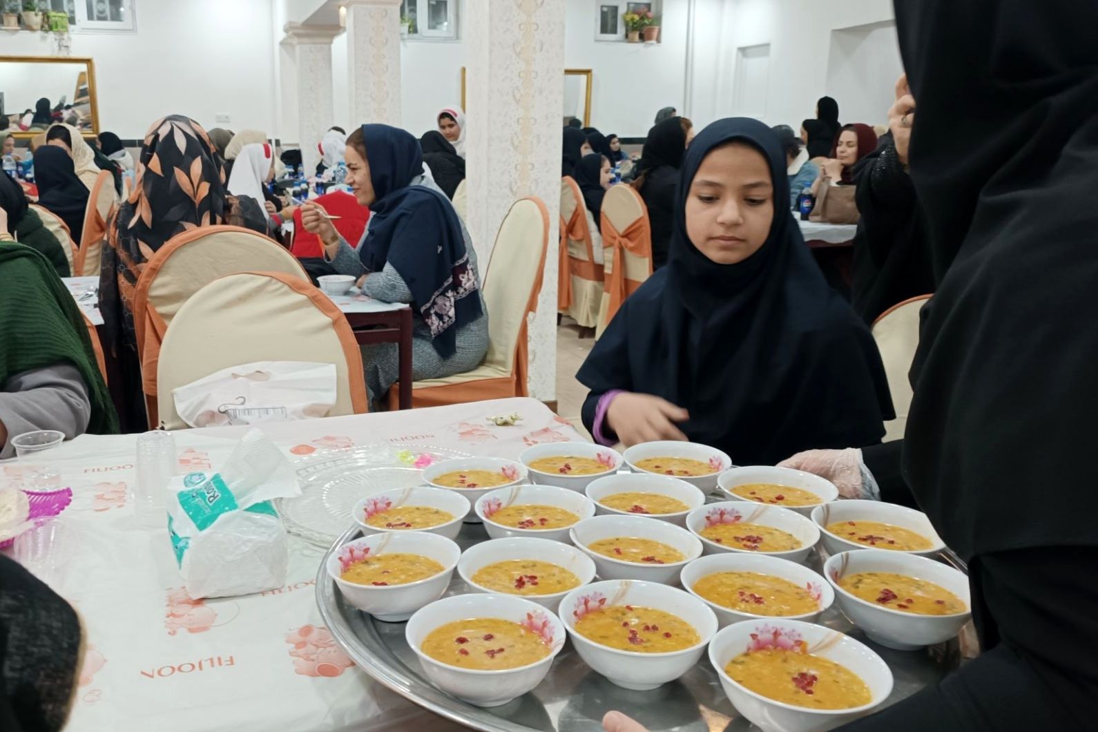 ضیافت افطار مادر و دختری دبستان ابوالحسن الوندی 