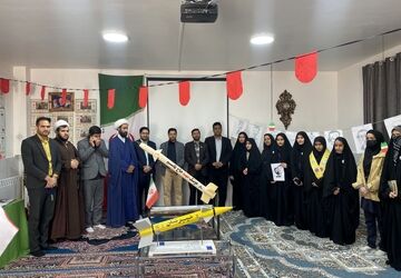 انتقال ارزش های انقلاب به نسل نو در نمایشگاه «مدرسه انقلاب» دبیرستان تکتم