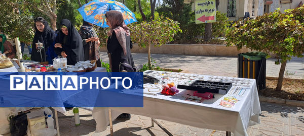 نمایشگاه محصولات دستی بانوان در بوستان نرگس قم