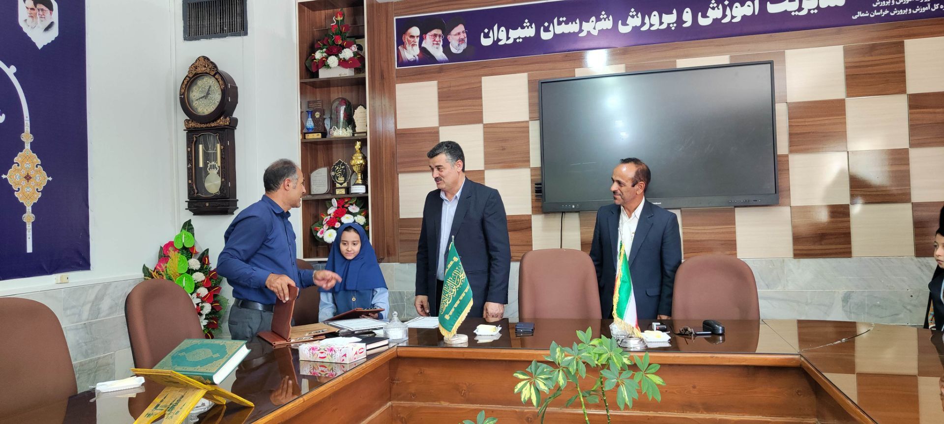 تجلیل مدیر آموزش و پرورش شهرستان شیروان از خبرنگاران پانا