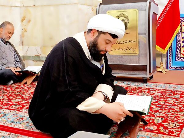تلاوت دسته جمعی قرآن به مناسبت ماه مبارک رمضان