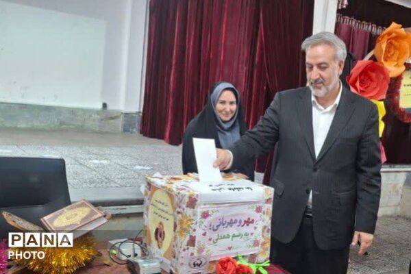 هم‌کلاسی‌های مهربان در مدرسه حاج محمدعلی تقی‌پور