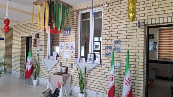 غبارروبی نمازخانه‌های مدارس قشم در آستانه سال تحصیلی جدید