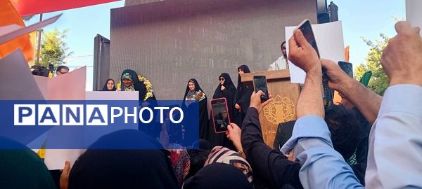 جلوه‌هایی از اجتماع مردم بجنورد در تجلیل از بانوی شجاع رسانه ملی