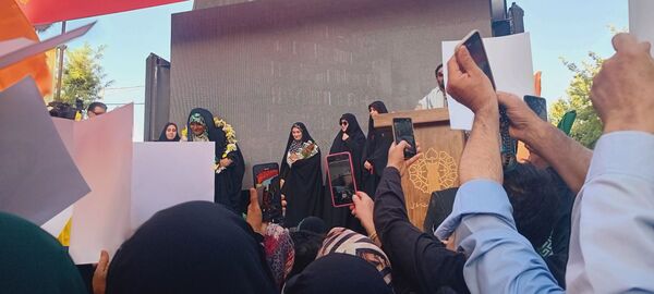 جلوه‌هایی از اجتماع مردم بجنورد در تجلیل از بانوی شجاع رسانه ملی