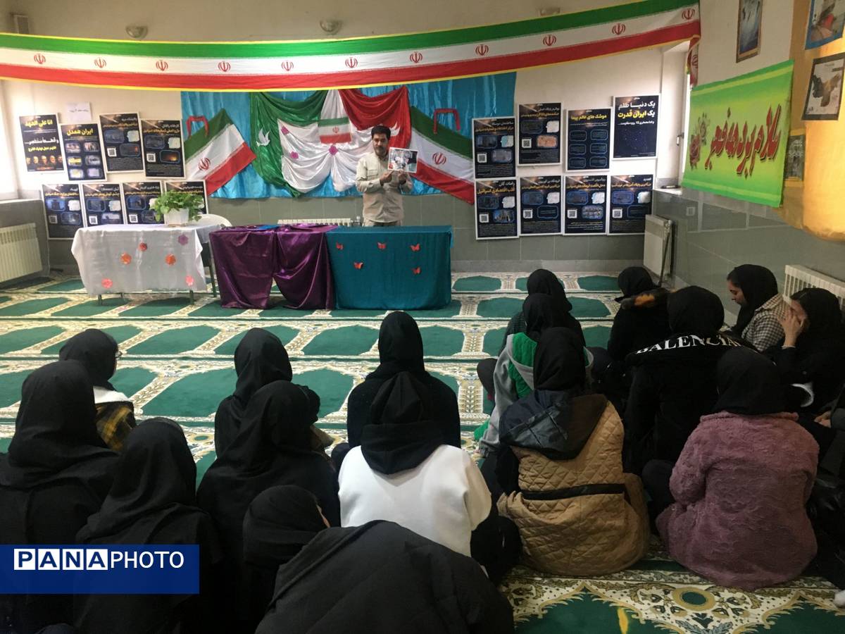 نمایشگاه آمادگی دفاعی و یادآوره ی دستاوردهای انقلاب سلامی در مدرسه حضرت زینب  شهر کندر 