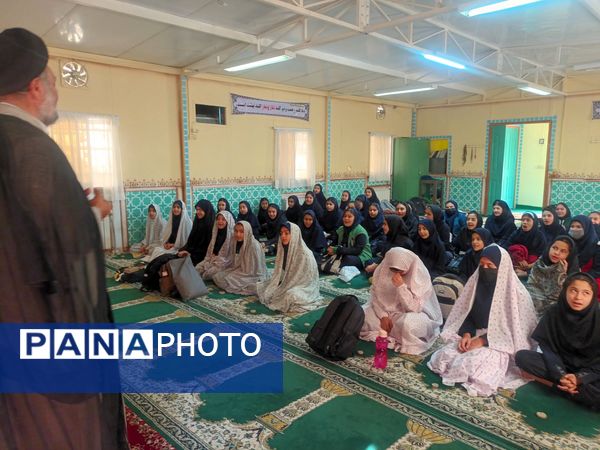 نماز جماعت در دبیرستان میرزا جعفر سروقد مشهد مقدس 