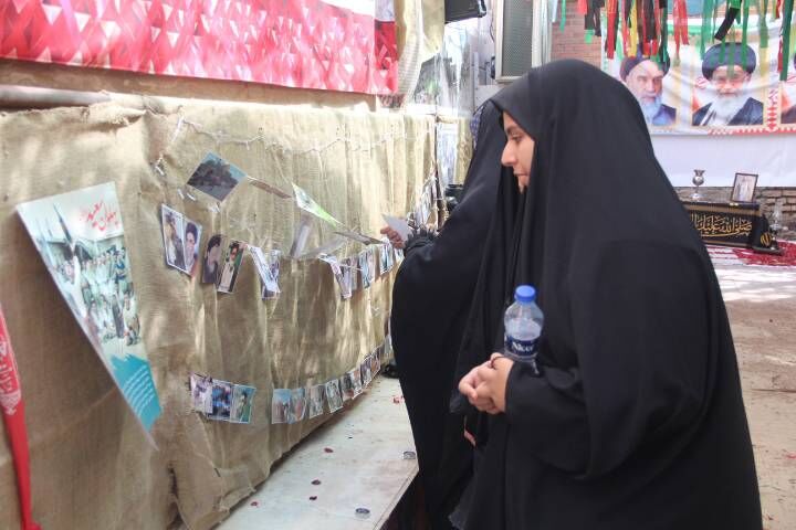 بازدید دانش‌آموزان مدارس قیامدشت و مسئولین شهری از نمایشگاه دفاع مقدس حوزه های مقاومت بسیج شهر قیامدشت
