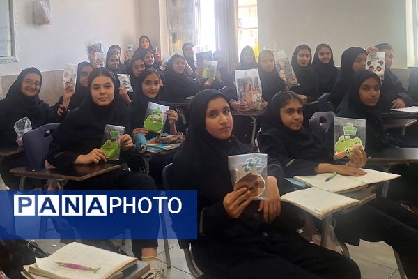 تقدیر از برگزیدگان مسابقات دانش‌آموزی در کلاس‌های درس