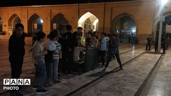 غرفه دهه نودی ها  در حسینیه امام خمینی 