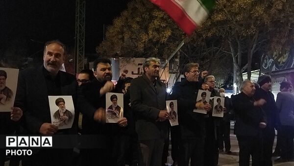 اجتماع خانوادگی فرهنگیان نیشابور در خیابان امام خمینی 