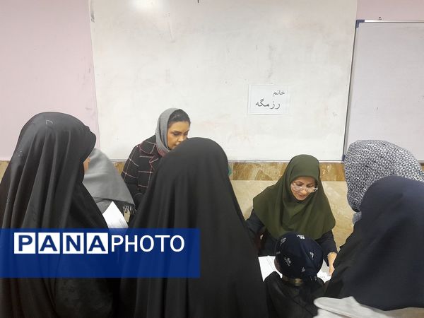 جلسه اولیا مربیان و تحویل کارنامه در دبیرستان سرافرازان