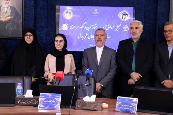 تجلیل از دانش آموزان افتخارآفرین خراسان رضوی در کنکور سراسری و مدال آور در المپیادهای علمی جهانی